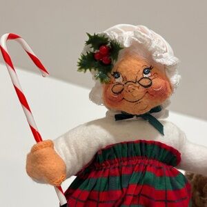 Annalee Mrs Claus, with candy cane and toys sack. 1998 edition.